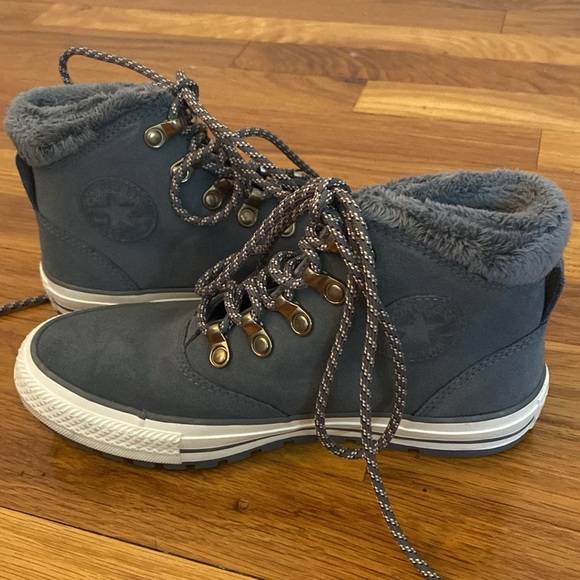 Converse Women’s Gray Fur Lined Sneakers Size 6 - Picture 5 of 8